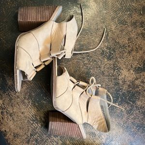Hinge tan heels